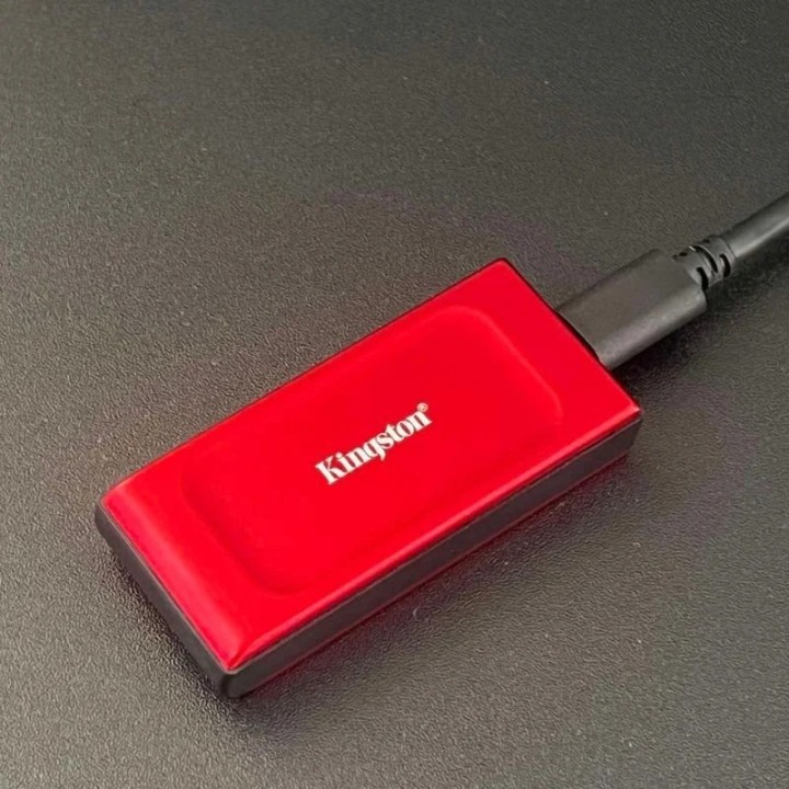 Kingston externi SSD 1TB crveni (SXS1000R/1000G)